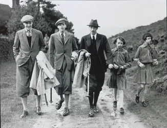 10th Duke med sina fyra barn, Billy, Andrew, Anne och Elizabeth i Bolton Abbey, ca 1938 (s/v foto)