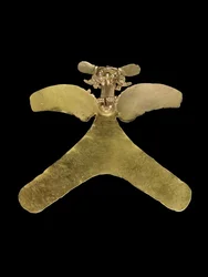 Ett costaricanskt fågelformat guldhänge, rovfågeln gjuten med genombruten näbb och gripande ett litet djur med krullad svans, ca 800-1200
