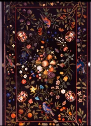 En florentinsk pietra dura bordsskiva inlagd med olika marmor och lapis lazuli centrerad av en utställning av frukt, ca 1670