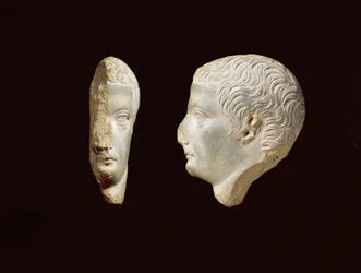A Relief Boss Profile Portrait of the Emperor Tiberius (14-37) 1:a århundradet (frit)