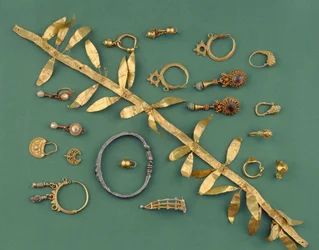 En samling hellenistiska, bysantinska och romerska smycken, inklusive ett bladguldsdiadem, ett östligt medelhavsarmband i silver, halvmåneformade hängen och en guldfibula, från 300-talet till 1000-talet e.Kr. (guld, silver)