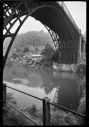 En allmän bild av Iron Bridge, Iron Bridge, Ironbridge, The Gorge, Telford och Wrekin, Storbritannien, c.1955-82 (s/v foto)