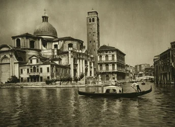 En gondol i Canal Grande mittemot kyrkan Saint Jeremiah (San geremia) i närheten av Cannaregio. Venedig Fotografi av Wilhelm Bode