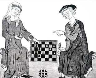 En man och en kvinna som spelar schack