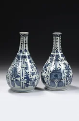 Ett par kinesiska blå och vita "kraak porselein" flaskvaser, Wanli period, 1573-1619