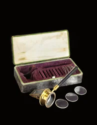 Ett sällsynt, tidigt Helmholtz-mönster oftalmoskop, ca 1852 (mässings- och ebenholtsinstrument med glaslinser i sidenfodrat läderfodral)