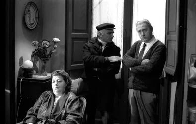 Alberto Sordi, Mario Monicelli och Shelley Winters på scenen av "Un borghese piccolo piccolo", regisserad av Mario Monicelli
