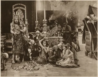 Alfred Paget, Seena Owen, scen ur "Intolerance", regisserad av D.W. Griffith