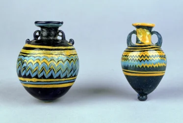 Amforor, troligen senhellenistiska, ca 2:a-1:a århundradet f.Kr. (färgat glas)