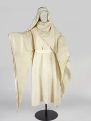 Arabiska dräkter och en huvudbonad, känd som en keffiyah, tillhörande T E Lawrence (silke)