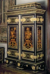 Armoire, med intarsiadekor, av Andre Charles Boulle (1642-1732), Paris, sent 1600-tal (ebenholts och brons)