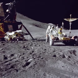 Astronaut James Irwin lastar Lunar Roving Vehicle vid landningsplatsen Hadley-Apennine