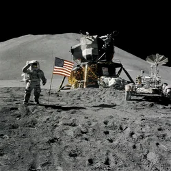 Astronaut Jim Irwin hälsar den amerikanska flaggan under Apollo 15-uppdraget