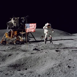 Astronauten John W. Young hälsar USA:s flagga under Apollo 16-uppdraget