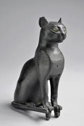 Bastet. Statyett bronsform (metall). Låg epok (750-332 f.Kr.) Egypten - Mått i cm 13 - Inventarienummer 735, Musee d