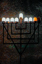 Big Synagogue Menorah, 2018 (handmålat fotografi)