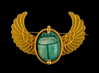Blåglaserad Steatit Scarab set i en guldvingad nål