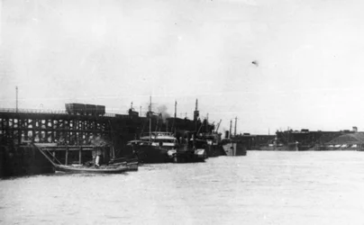 Blyth Harbour, som visar en mängd colliers som ligger bredvid Blyth Staiths med en Harbour Commission-uppskjutning i förgrunden