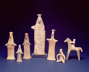 Boeotian Group: Stående, hukande figurer och en ryttare, c.600-550 f.Kr. (målad terrakotta)