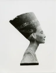 Byst av drottning Nefertiti, från sidan, kopia av bysten i Egyptiska museet, SMPK, Berlin
