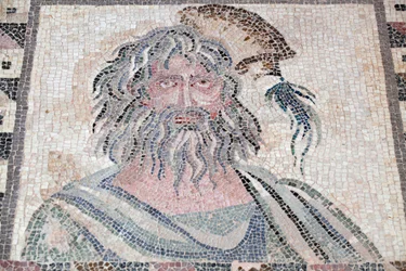 Vinterbyst - Detalj av panelen fyra årstiderna - Paphos mosaiker, Dionysos hus - Slutet av 2:a århundradet e.Kr. - Cypern - Personifiering av vintern - Detalj av mosaiken av de fyra årstiderna - Mosaiker från Paphos, Dionysos hus - Slutet II århundradet ak