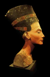 Byst av egyptiska drottningen Nefertiti