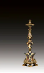 Ljusstake med amormasker och byster på rullad bas, Rom, ca 1700