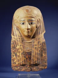 Kartonnagemumiens huvudbonad med lappet peruk, ögonen inlagda med obsidian och alabaster, egyptisk, sen period (644-332 f.Kr.)