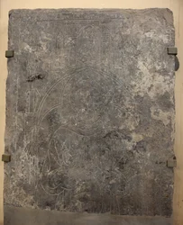 Katedralsamling. Fragment av en stenplatta. Bas-relief. En kyrklig tjänsteman. Ursprungskyrka (Saint-Quentin av Tournai. Slutet av 1200-talet. Detalj.