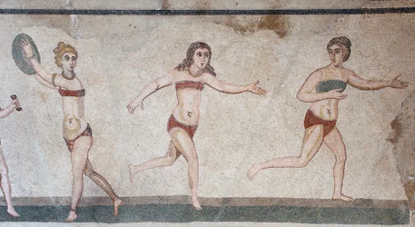 Chamber of the Ten Maidens eller mosaiken av "Bikiniflickorna". Allmän vy på den övre panelen: vikt, diskkastning och löpning. 3:e - 4:e århundradet. Romersk villa i Casale, Sicilien. UNESCO plats.