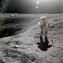 Charles M. Duke, Jr., månmodulpilot för Apollo 16-uppdraget, samlar månprover vid kanten av plommonkratern, april 1972 (foto)