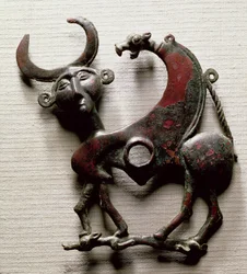 Kindbit av ett hästbett i form av ett odjur med människohuvud, från Luristan, västra Iran, ca 800-700 f.Kr. (brons)