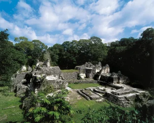 Förcolumbiansk civilisation: utsikt över Maya-platsen Uaxactun (Grupp A). Petén, Guatemala.