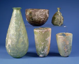 Medurs från vänster: päronformad grön glaskolv, sasanian, 3-700-talet e.Kr.; ljus bärnstensfärgad glasskål, sasanisk, 500-600-tal e.Kr.; Islamisk grön päronformad flaska av glas, ca 700-1100-talet e.Kr.; två islamiska gröna glasbägare, c.900-talet e.Kr