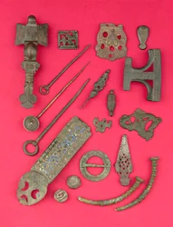 Samling av anglosaxiska, vikingatida och keltiska antikviteter inklusive anglosaxiska korsformade broscher och bokomslag och Hiberno-Viking ringhuvuden, från 400-talet f.Kr. till 900-talet e.Kr. (brons, ben, koppar)
