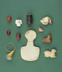 Samling av östliga medelhavsföremål inklusive en sumerisk gam-amulett, en akkadisk serpentinsäl och en mesopotamisk karneolgroda, från 3300-2000 f.Kr.