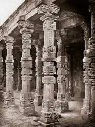 Kolonnaden till moskén Quwwat-ul-Islam i Qutb Minar-komplexet, Delhi