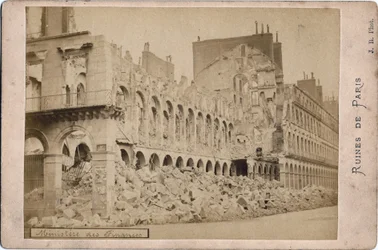Commune de Paris: utsikt över ruinerna av finansministeriet i Paris i maj 1871. Fotografi J.R.Dim. 16,3x10,8 cm