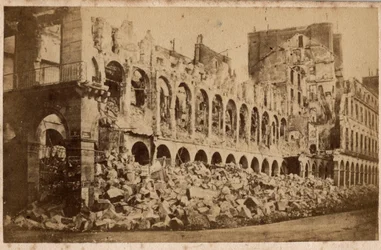 Paris kommun (1871): utsikt över finansministeriet efter branden i maj 1871. Fotografi. Tryck på kartong Dim. 10x6,9 cm