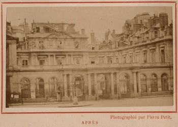 Paris kommun (1871): utsikt över Palais-Royal (Palais Royal) i Paris efter branden i maj 1871. Fotografi av Pierre Pepetit. Tryck på kartong, Dim. 9x5,4 cm