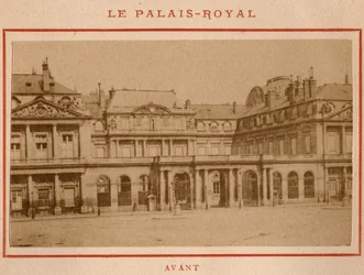 Paris kommun (1871): utsikt över Palais-Royal (Palais Royal) i Paris före branden i maj 1871. Fotografi av Pierre Pepetit. Tryck på kartong, Dim. 9x5,4 cm