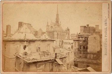 Paris kommun: utsikt över ruinerna av Palais de Justice och Sainte Chapelle i Paris i maj 1871. Fotografi Bröderna Pignolet. Dämpa. 16,3x10,8 cm