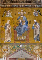 Motfasad: mosaik "Kristi majestät på tronen mellan de heliga Petrus och Paulus", XII-talet, Palatinska kapellet, Kungliga palatset eller Palazzo dei Normanni (Normandernas palats), Palermo, Sicilien, Italien (foto)
