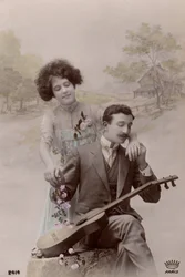 Par med blommor och spansk gitarr, Frankrike, ca 1910 (vykort)