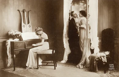 Uppvaktande par och ung flicka som spelar Pianoforte, Paris, ca 1920 (vykort)