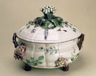 Täckt terrin, dekorerad med applicerad prydnad av blommor och grönsaker, av Johan Ludwig Eberhard Ehrenreich (1722-1803), Marieberg, sent 1700-tal (lergods)