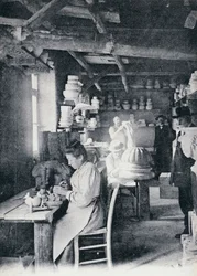 Hantverkare i arbete gör Vallauris konstkeramik, cirka 1900, vykort, Frankrike, 1900-talet