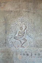 Dansande Apsara-relief på den yttre västra väggen, Angkor Wat, Kambodja (foto)