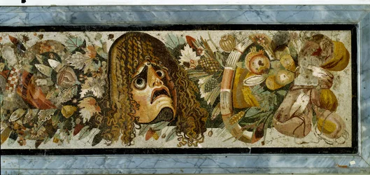 Dekorativ panel som visar en krans av masker, lövverk och frukt från Faunens hus, Pompeji, 200-talet f.Kr. (mosaik)