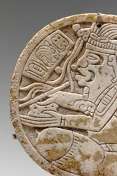 Detalj från en Maya-skal-rundel, föreställande en korsbent skrivare med penna i hand, ca 550-950